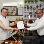 उत्तराखण्ड में विशेष गहन पुनरीक्षण SIR कार्यक्रम के तहत सीएम धामी को मुख्य निर्वाचन अधिकारी ने सौंपा गणना फॉर्म